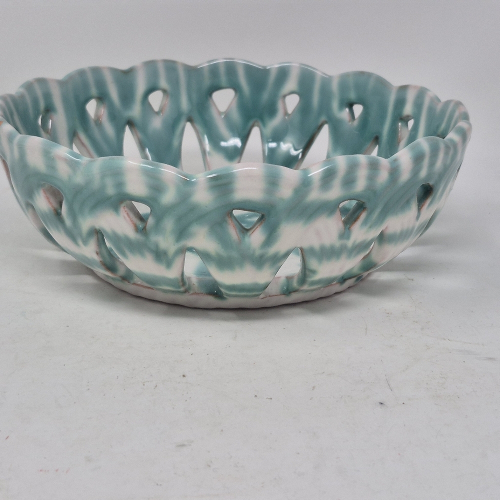 Gmundner Keramik Dizzy Green Pottery Fruit Bowl/Basket - Picture 2 of 6